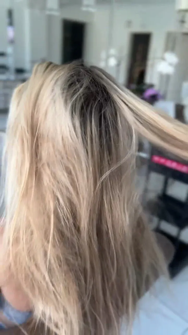 Blondi mati tuvplānā darba procesā salonā